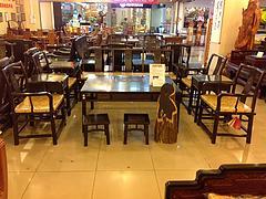 設(shè)計(jì)新穎的黑酸枝南宮沙發(fā)十二件套 紅木高端家具的典范